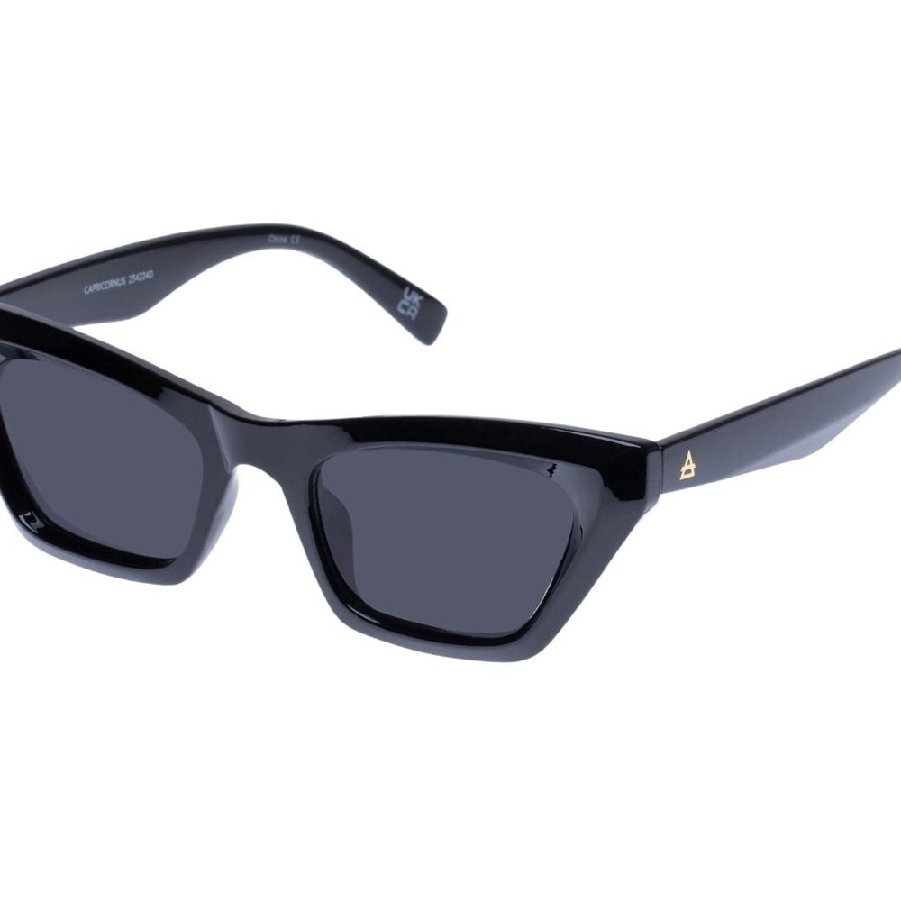 Sleek Black Cat-Eye Sunglasses with Modern Angular Design